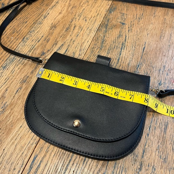 🖤 MADISON WEST – Black Faux Leather Crossbody Bag - Picture 6 of 11